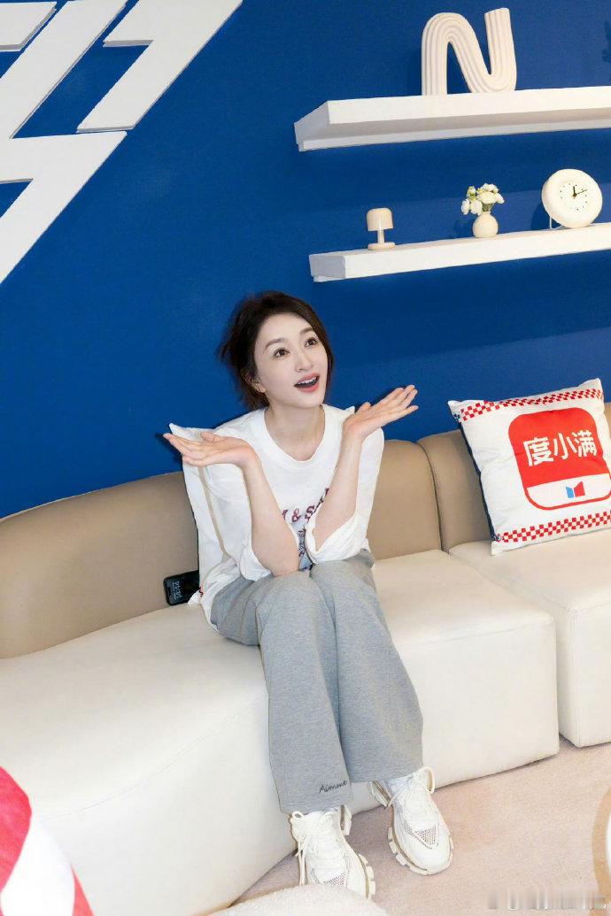 看李小冉跳什么都像心愿便利贴李小冉自带独特氛围感，不管跳什么舞蹈都藏着心愿便利贴