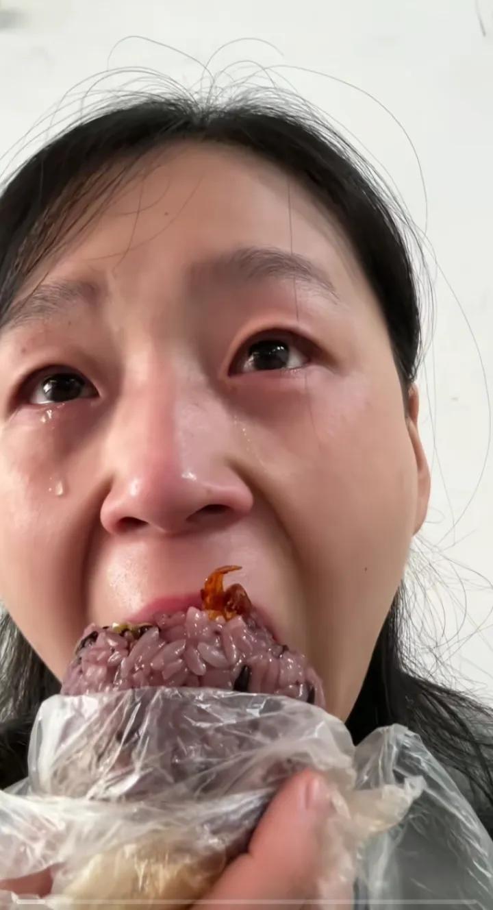 10月21日，安徽的某个车站，小尚姑娘正在候车室等车。此时已是下午1点多了，还没