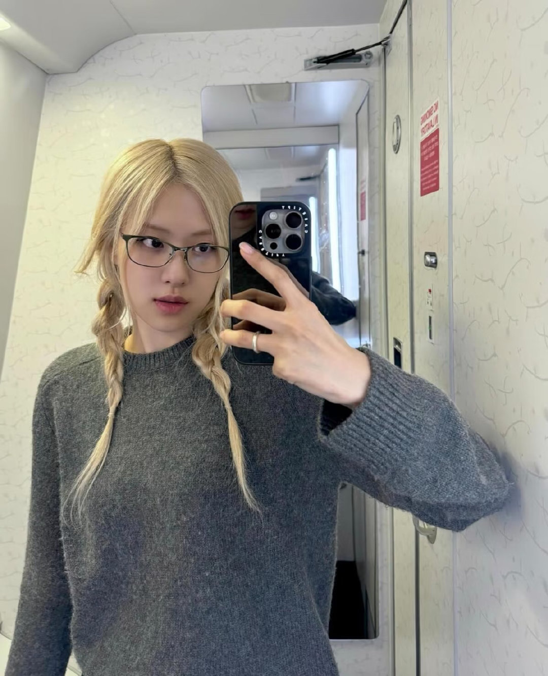 ROSÉ朴彩英自拍 🌹朴彩英蒂芙尼全球品牌代言人 “外界的声音太杂乱，听自己的