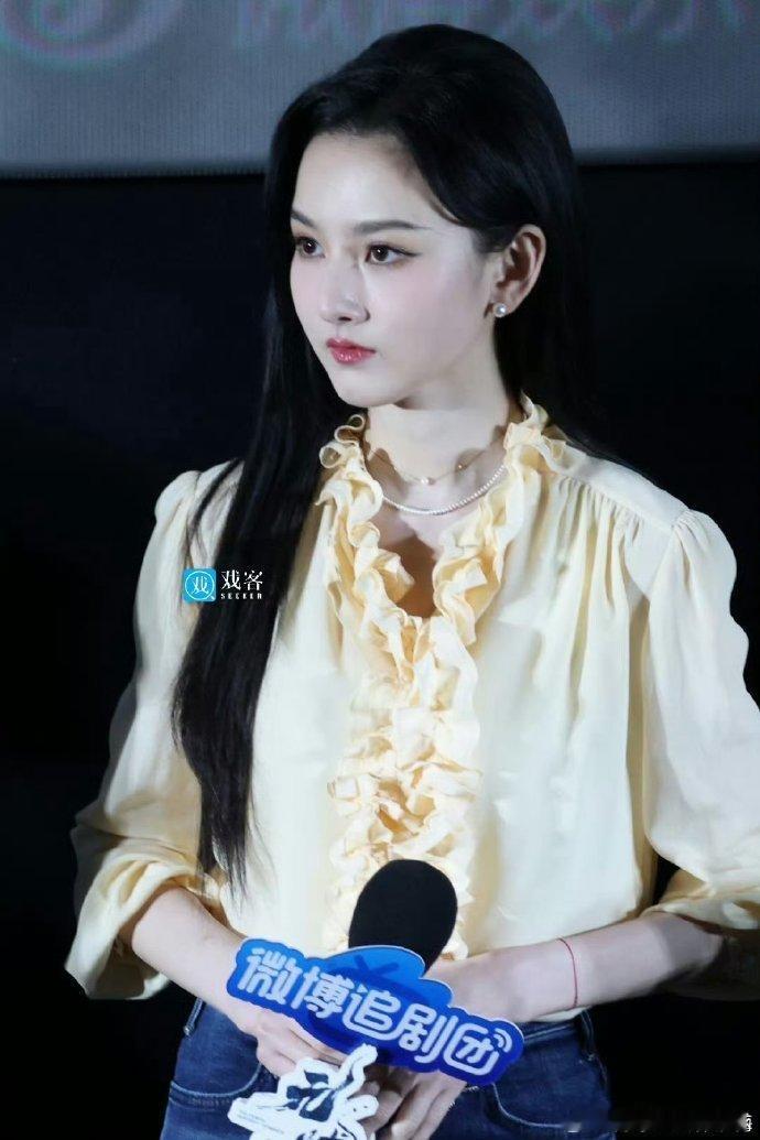 宋祖儿说自己是大小眼宋祖儿的回答也太有梗了！把 “眼妆用心” 的夸夸瞬间变成 “