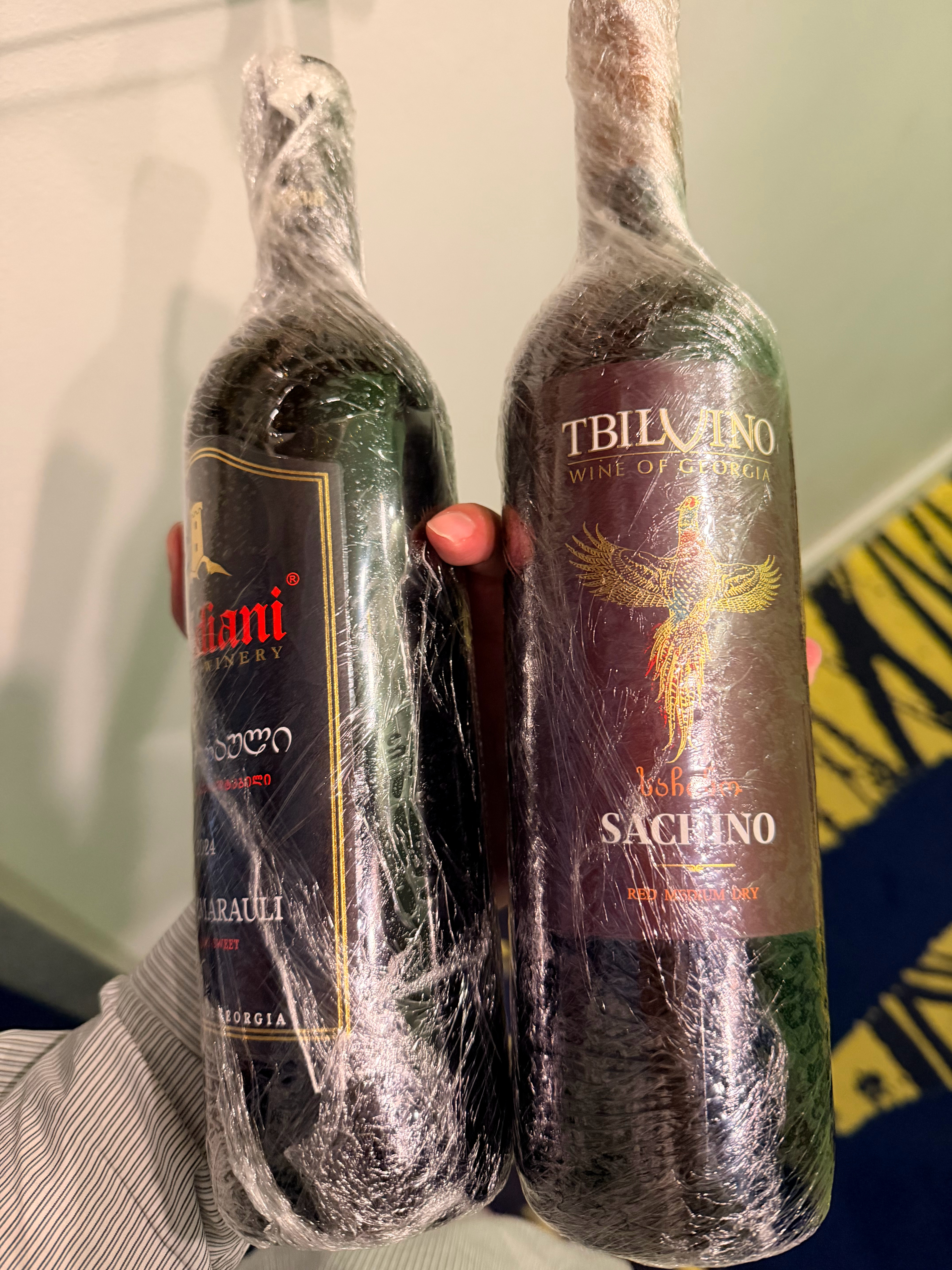 世界红酒起源于格鲁吉亚这边的红酒确实好喝所以买了两瓶准备放行李箱里托运回国  ​