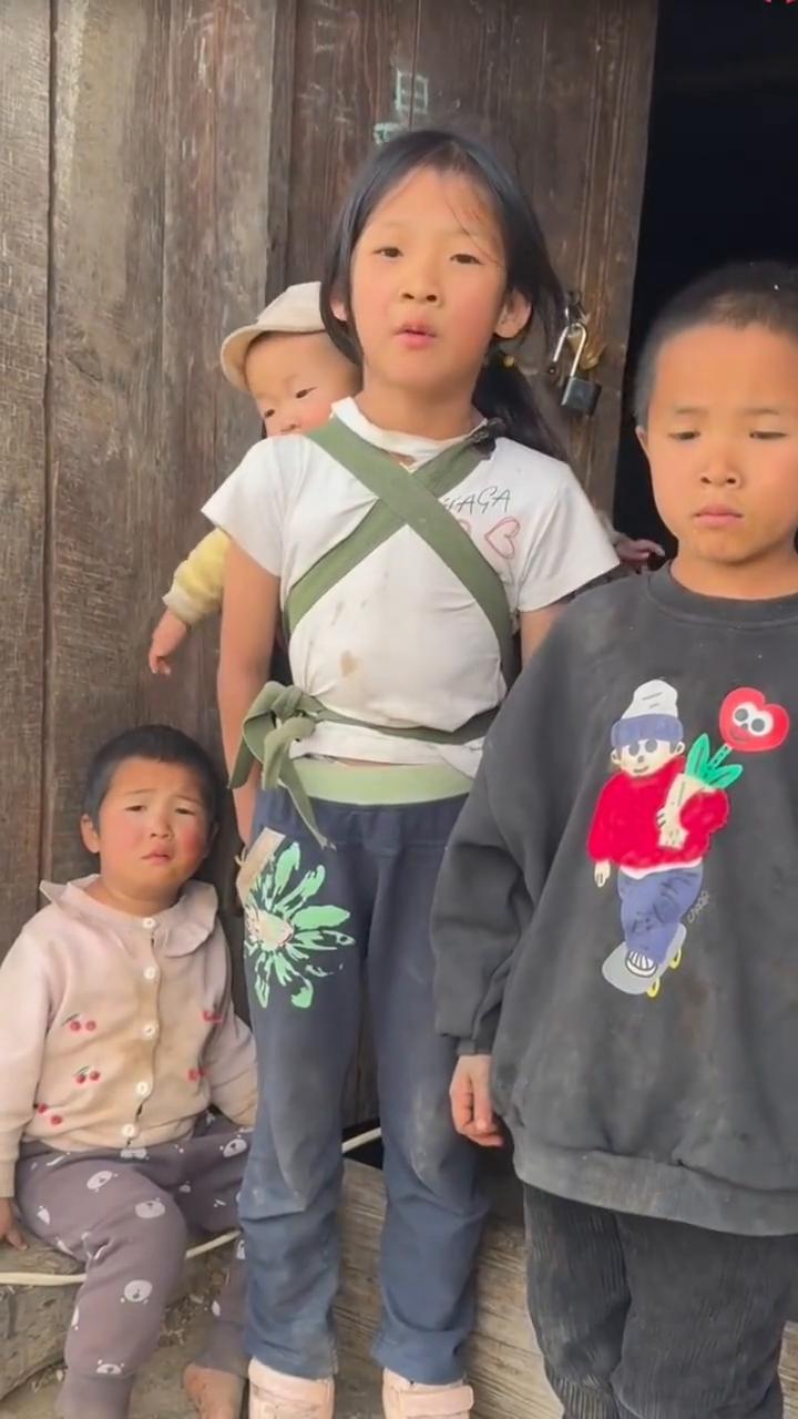 哥哥、姐姐、叔叔、阿姨、爷爷、奶奶们，我今年八岁，这个是我的弟弟，这个是我的妹妹