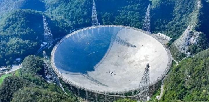 一口五百米宽的“超级大锅”，稳稳地卡在贵州喀斯特洼地里，安静得像一潭水。可这口名