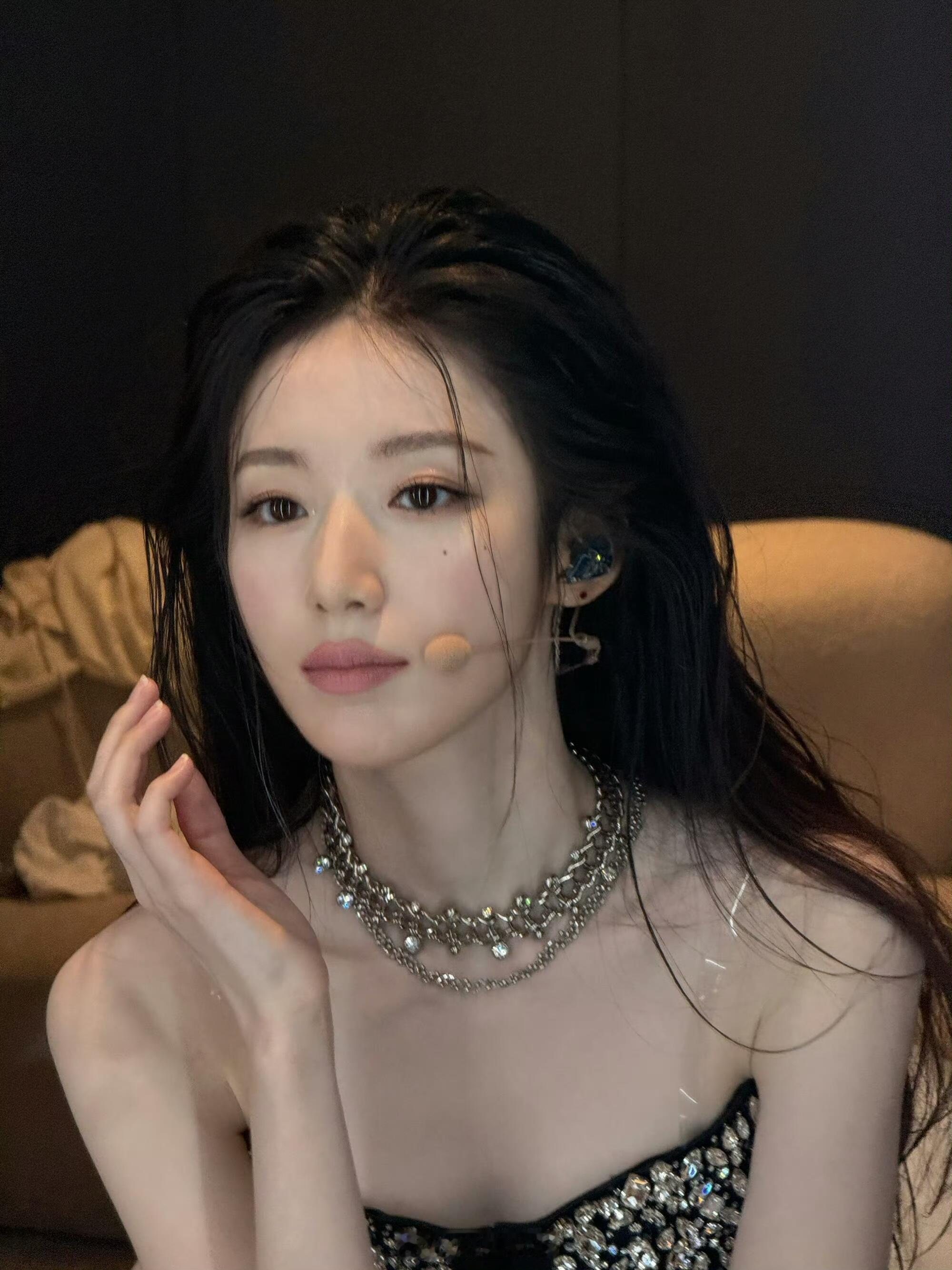 叶舒华这么美一张脸顶着个鸡窝头就上台了 