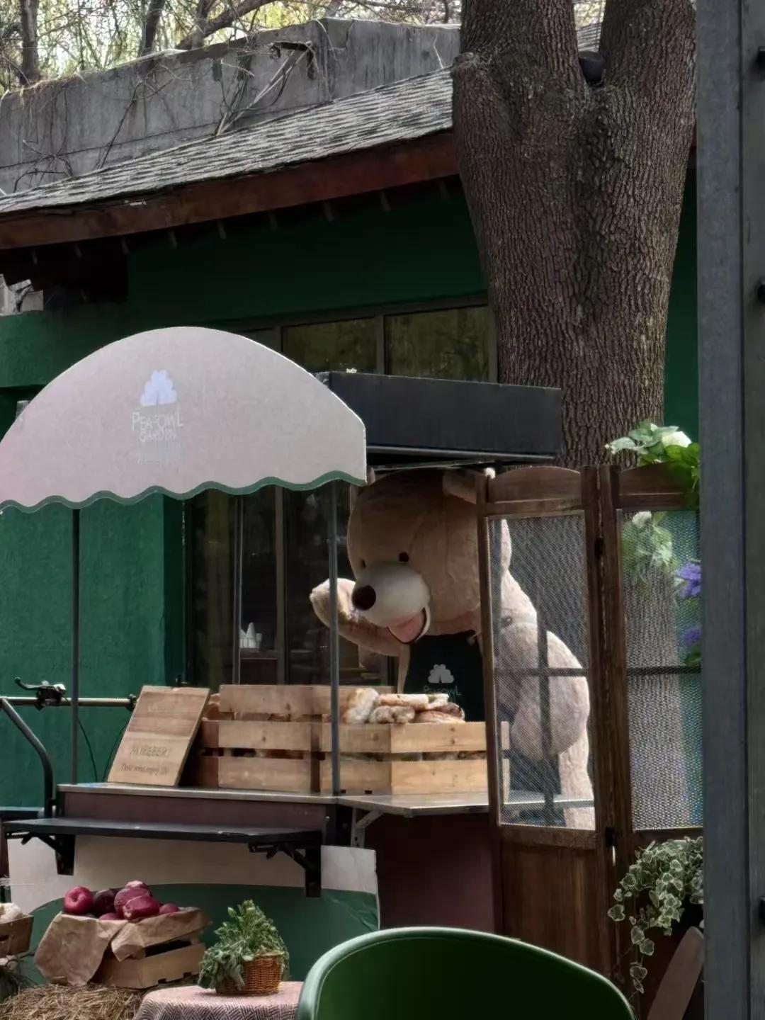 风在云的身后
雨在风的尽头
就这样慢慢的走
或许风停云会散
或许雨过风满楼
都无