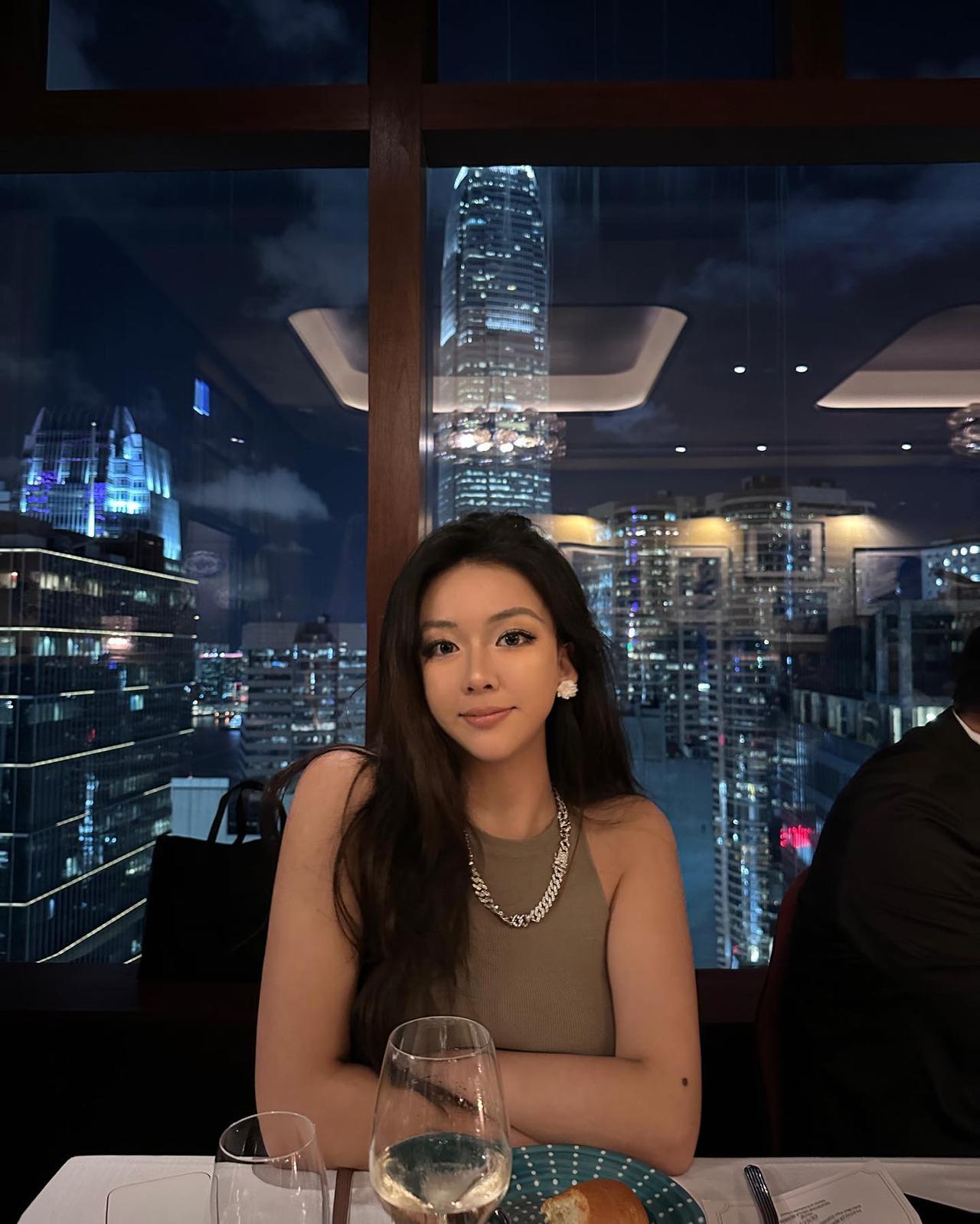 香港小姐选美比赛亚军梁嘉莹的生活照，长得漂亮而且身材很完美，论颜值的话比冠军还要