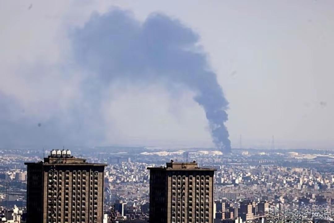 中东局势彻底失控！伊朗密集反击，美以双线承压，战场真相成谜
 
近期中东地区冲突