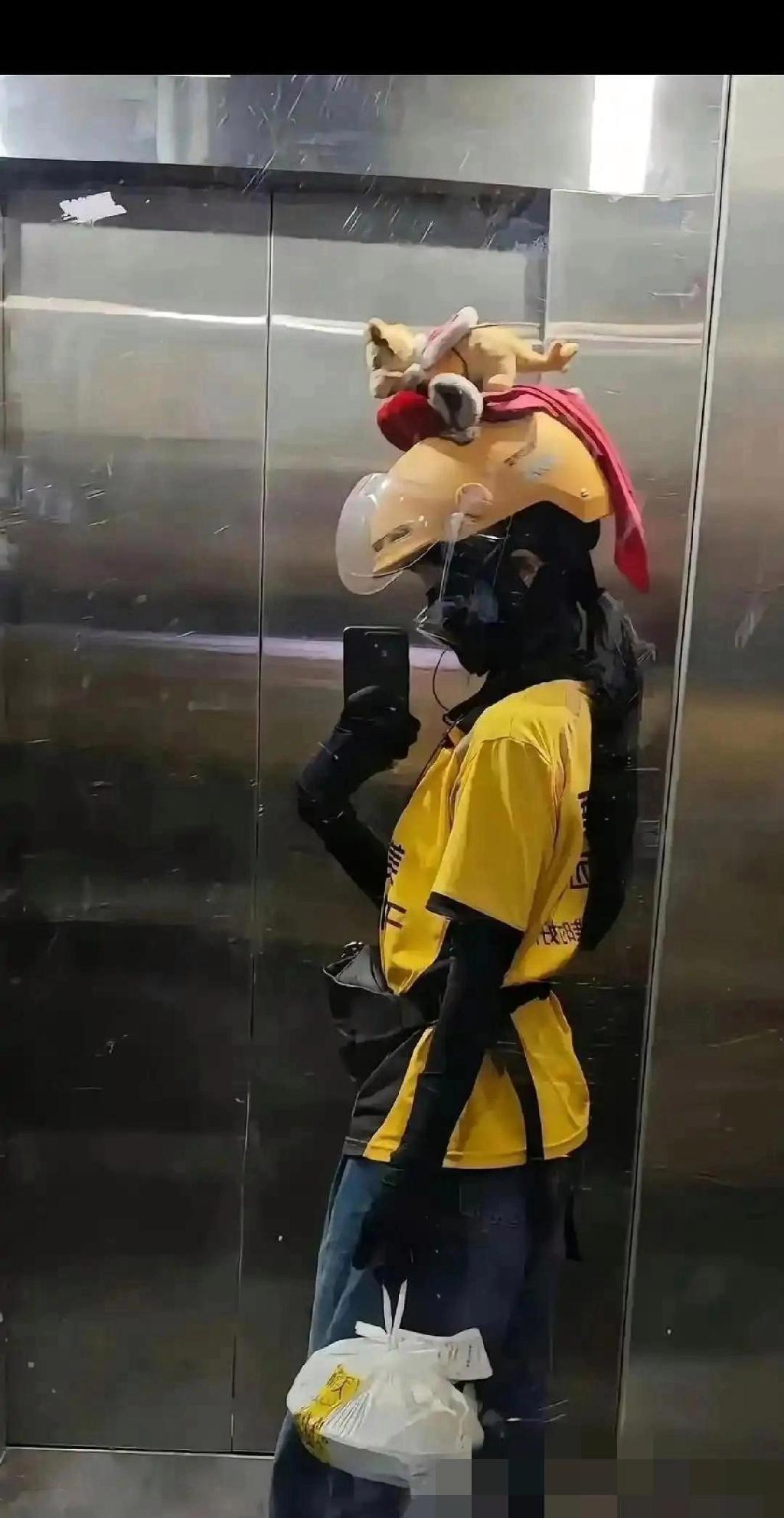 这真是送外卖的吗？穿得这么精致