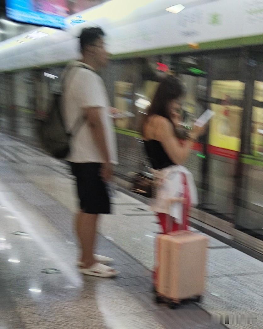 现在的大学生可以说真的，好多，特别是女生，都不知道羞耻，年纪轻轻就过上了二人世界