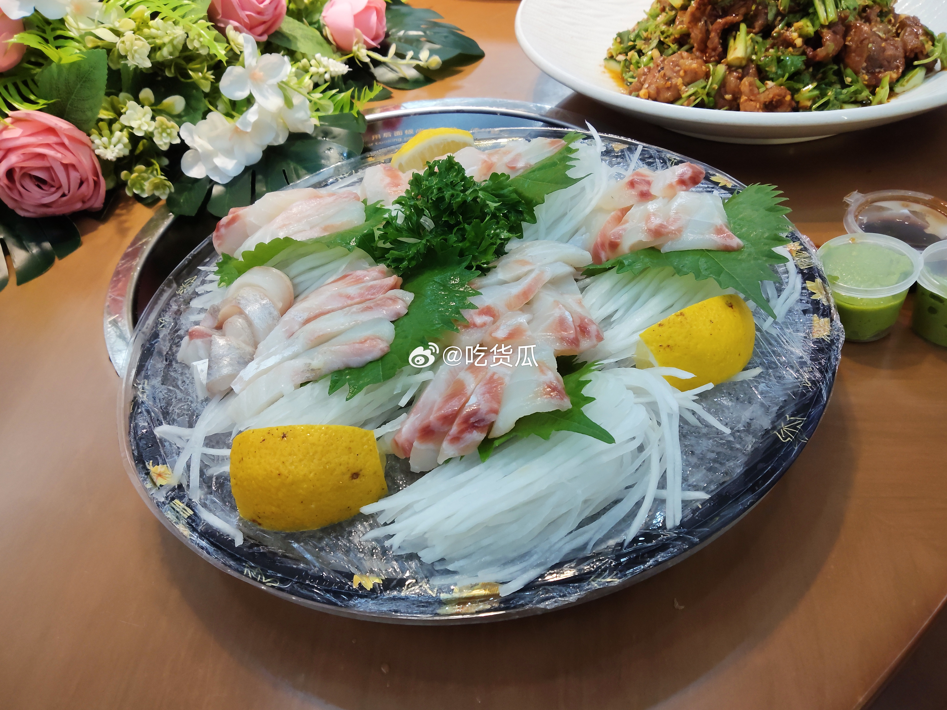 黄鸡鱼，学名三线矶鲈，这肉做成刺身，够力，厚切，肉质很酥脆 