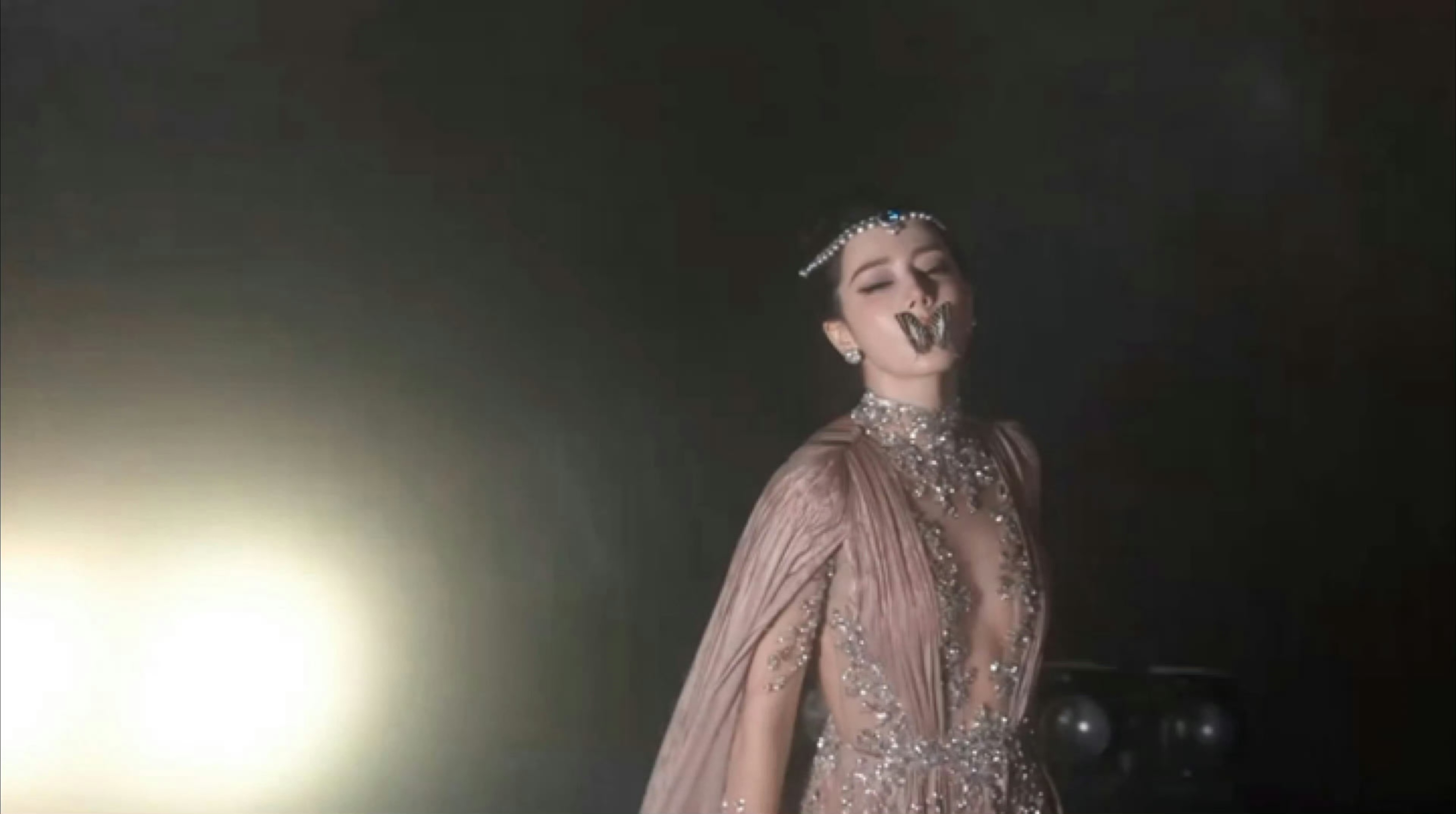迪丽热巴 毯神妈耶……每一次亮相都能让人眼前一亮又一亮……太美了…… ​​​