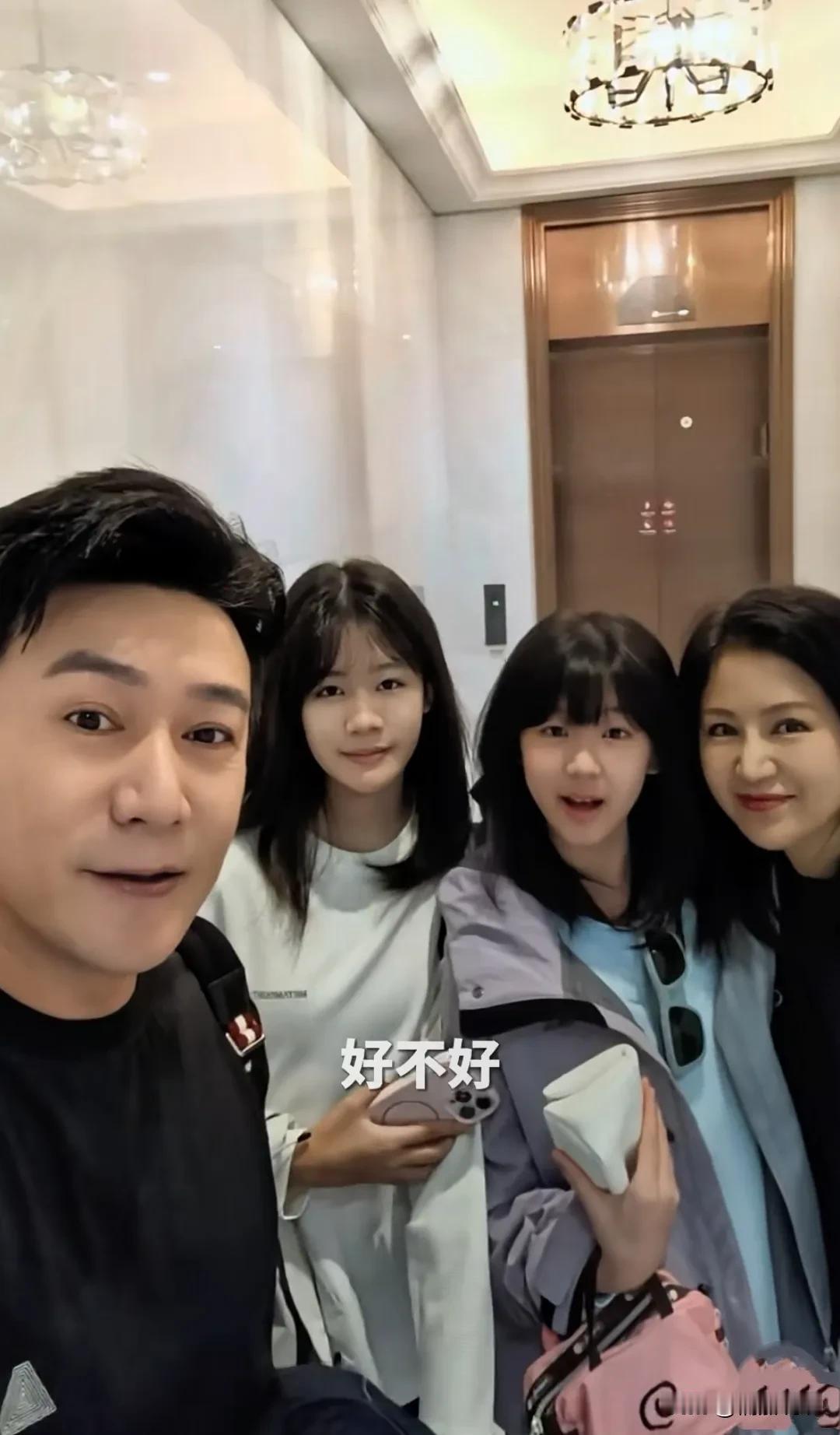 全网最幸福的家庭模板，莫过于陆毅鲍蕾一家子了！
陆毅带着老婆和两个女儿一起去阳澄