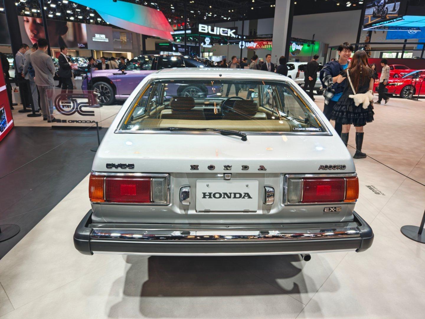 初代雅阁，1599cc、80PS、CVCC技术，，车长4.11米、轴距2380m