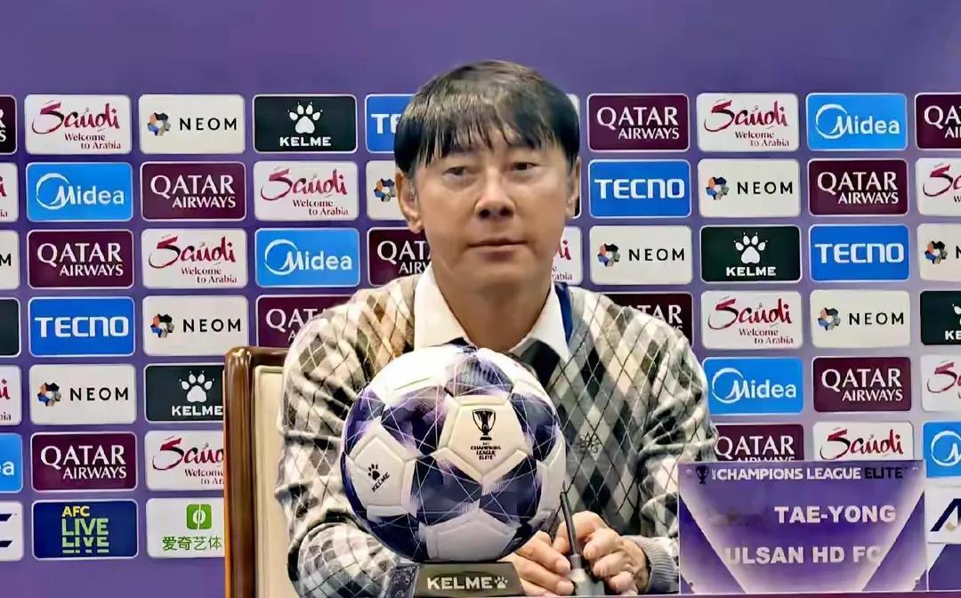 申花斯卢茨基还是没能战胜韩国人申台龙，前印尼队主帅申台龙还是有两把刷子的，申台龙
