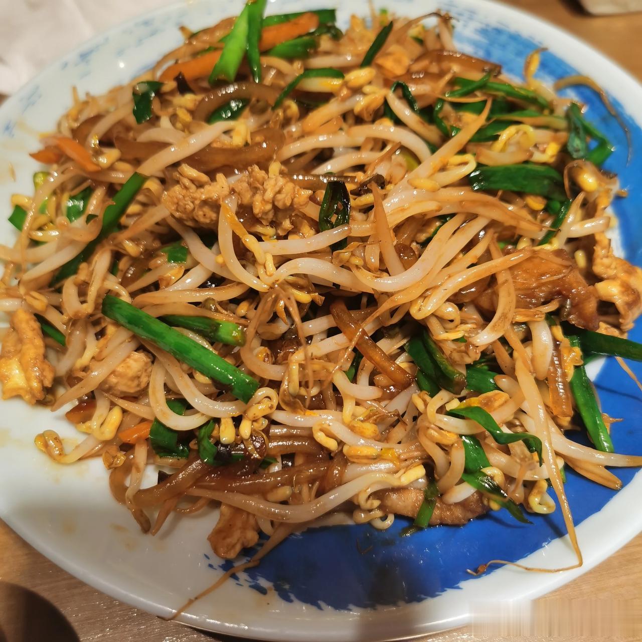 #记录我的2023# 
#晒晒我的拿手菜# 
炒合菜
绿豆芽、粉条、胡萝卜、韭菜