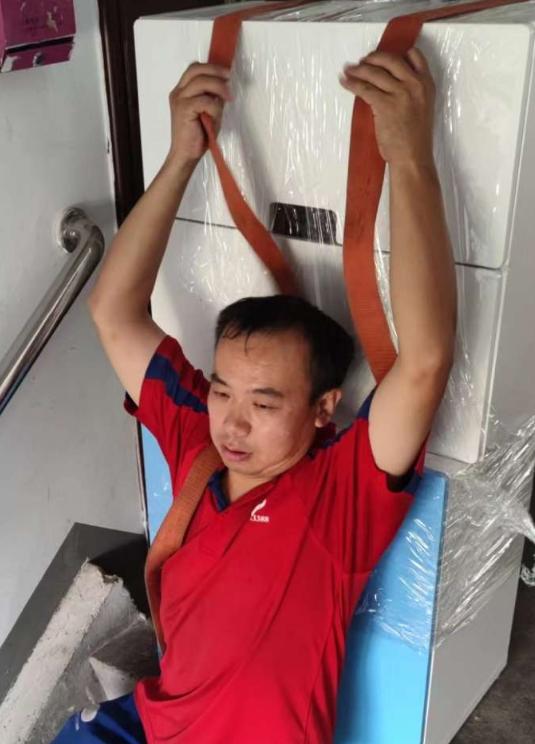 东西少的人不会选搬家公司，真正穷的人不会选搬家公司。那些选择搬家公司搬家的人往往