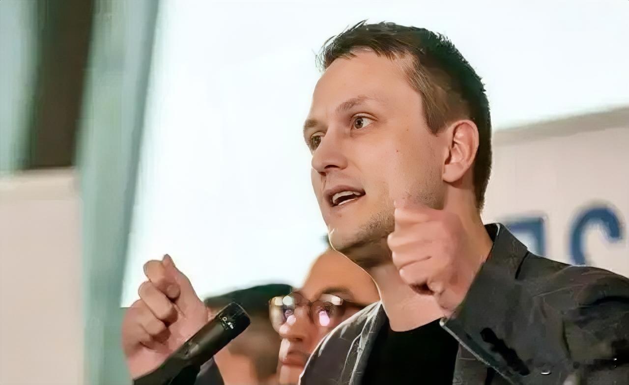 疯了？
格陵兰总理放着大树不抱，
绑上日本一起“过冬”？
 
快看懵了！格陵兰岛