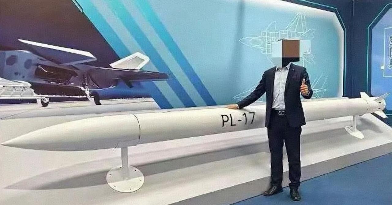 解放军空军装备库中最神秘的武器之一——PL-17 远程空空导弹，首次近距离公开展