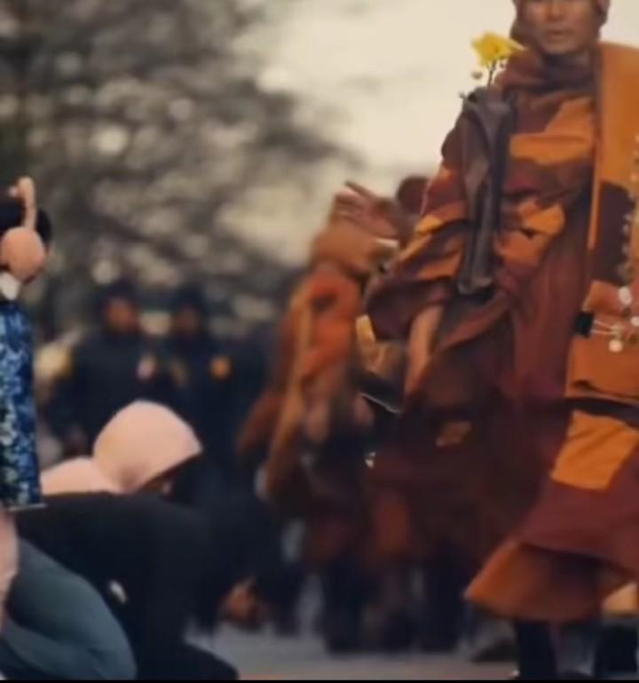 看到一个视频，一队僧人走在美国的大街上，路边的白人流浪汉纷纷跪下磕头。西方人不是