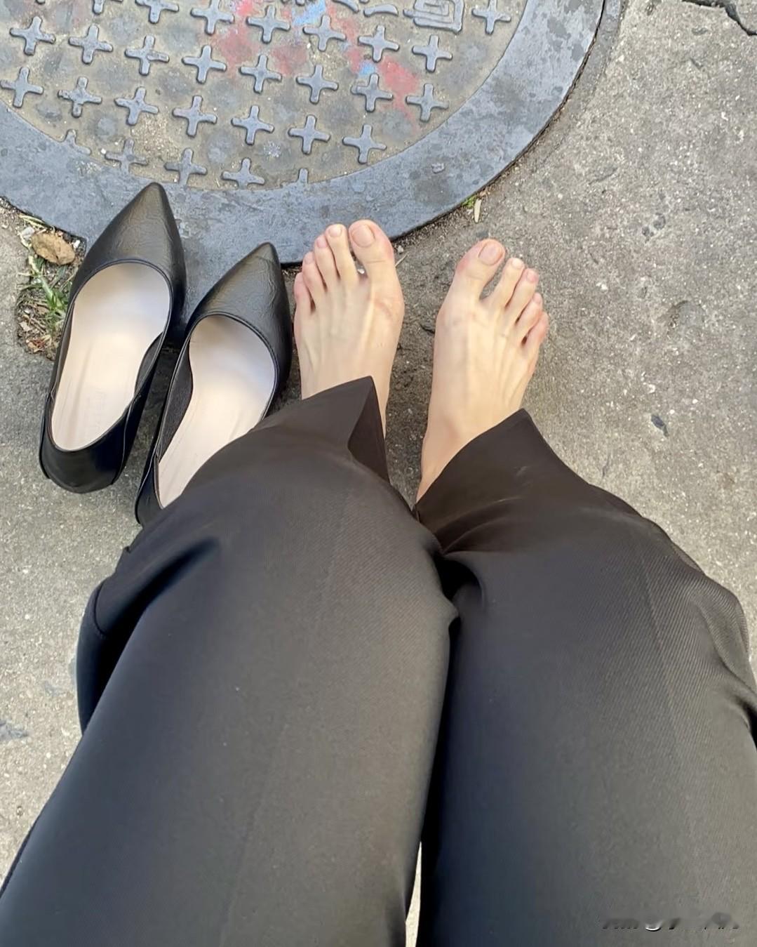 我脚汗也多，
重点就两个：勤换+材质透气。
袜子必须一天一换，鞋子不能连续穿两天