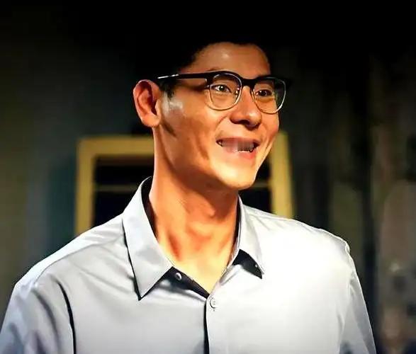 拍一部戏就掌握一门新语言，没有逆天颜值却能让众多同行认可，连沈腾都感到震惊。
 