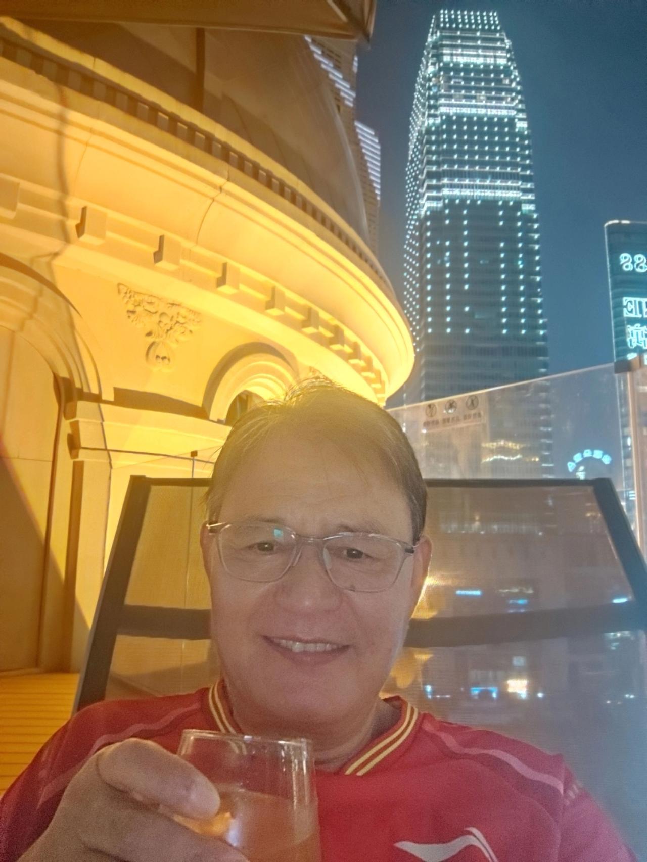 古来圣贤皆寂寞，
惟有饮者留其名。