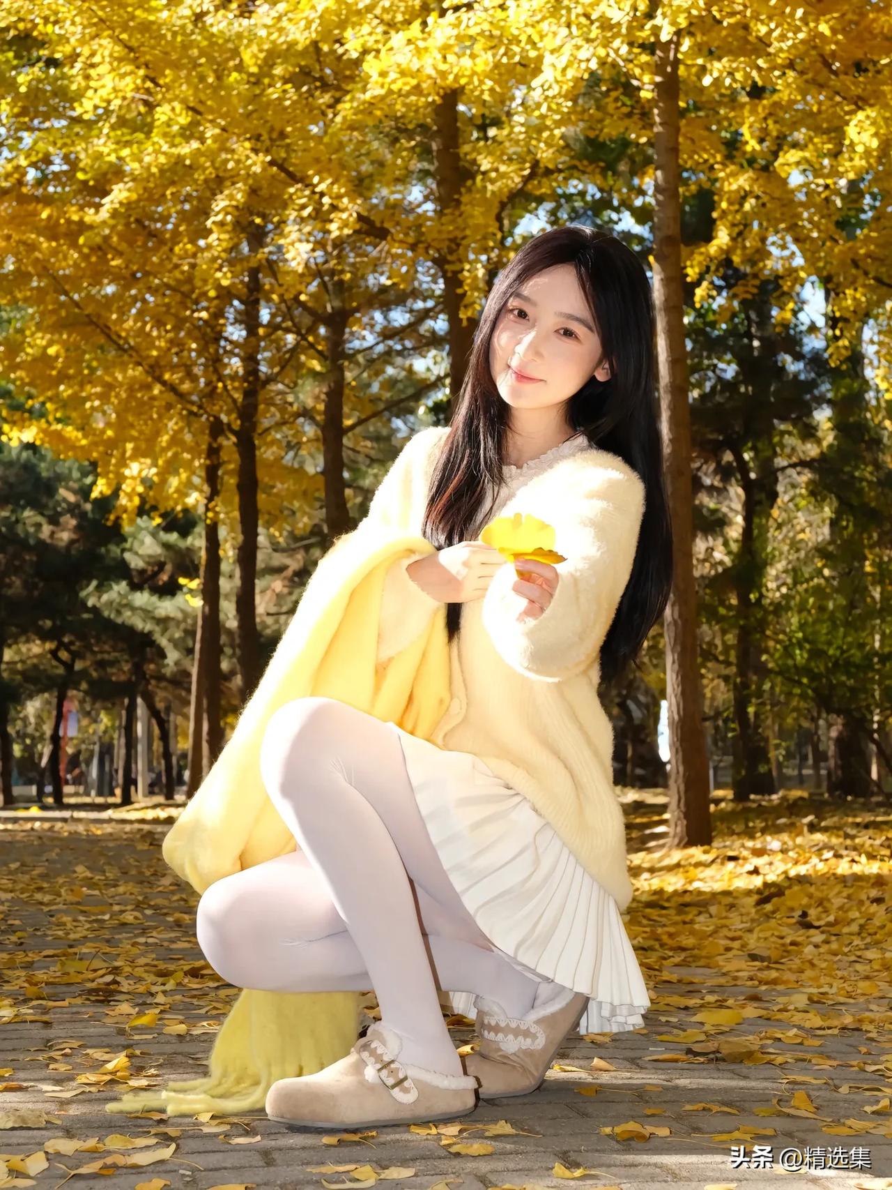 秋日暖阳下，少女与落叶共舞