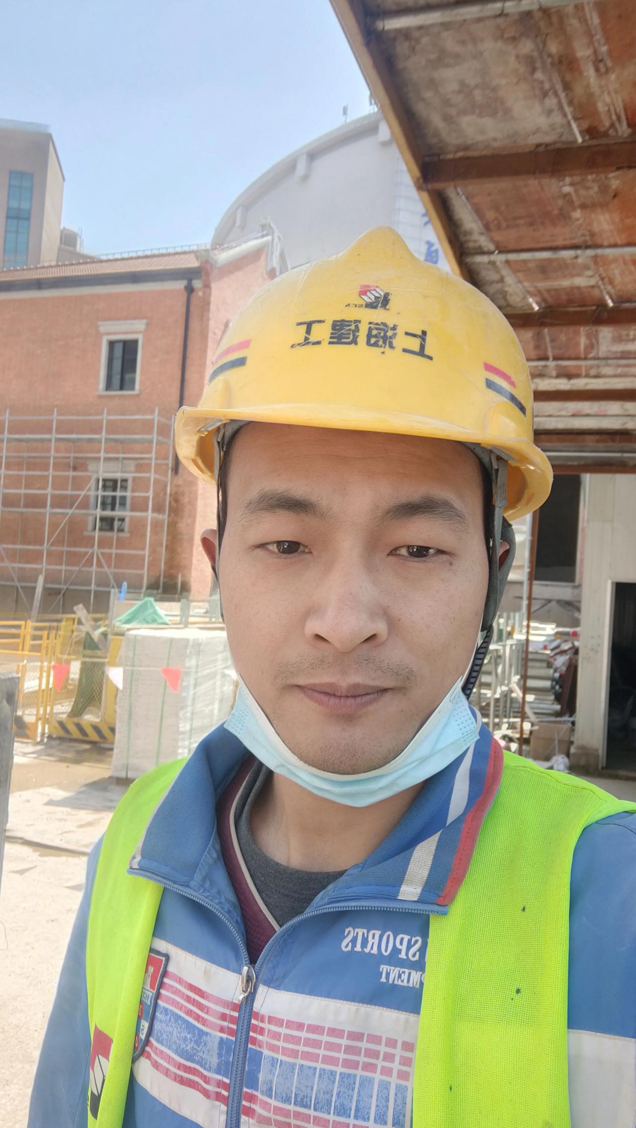 上海工地打工，一天九个小时，上了55天班，发了多少工资。
小伙2月份来到上海，做