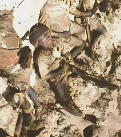 1945年，硫磺岛战役中，一名日本士兵躲藏在岩洞里不断地向美军打冷枪，美军只闻其