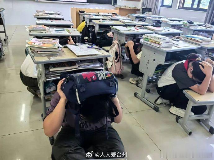 台州把平安二字刻进了每一次演练里 近日，台州三门。亭旁小学组织开展防震减灾应急疏