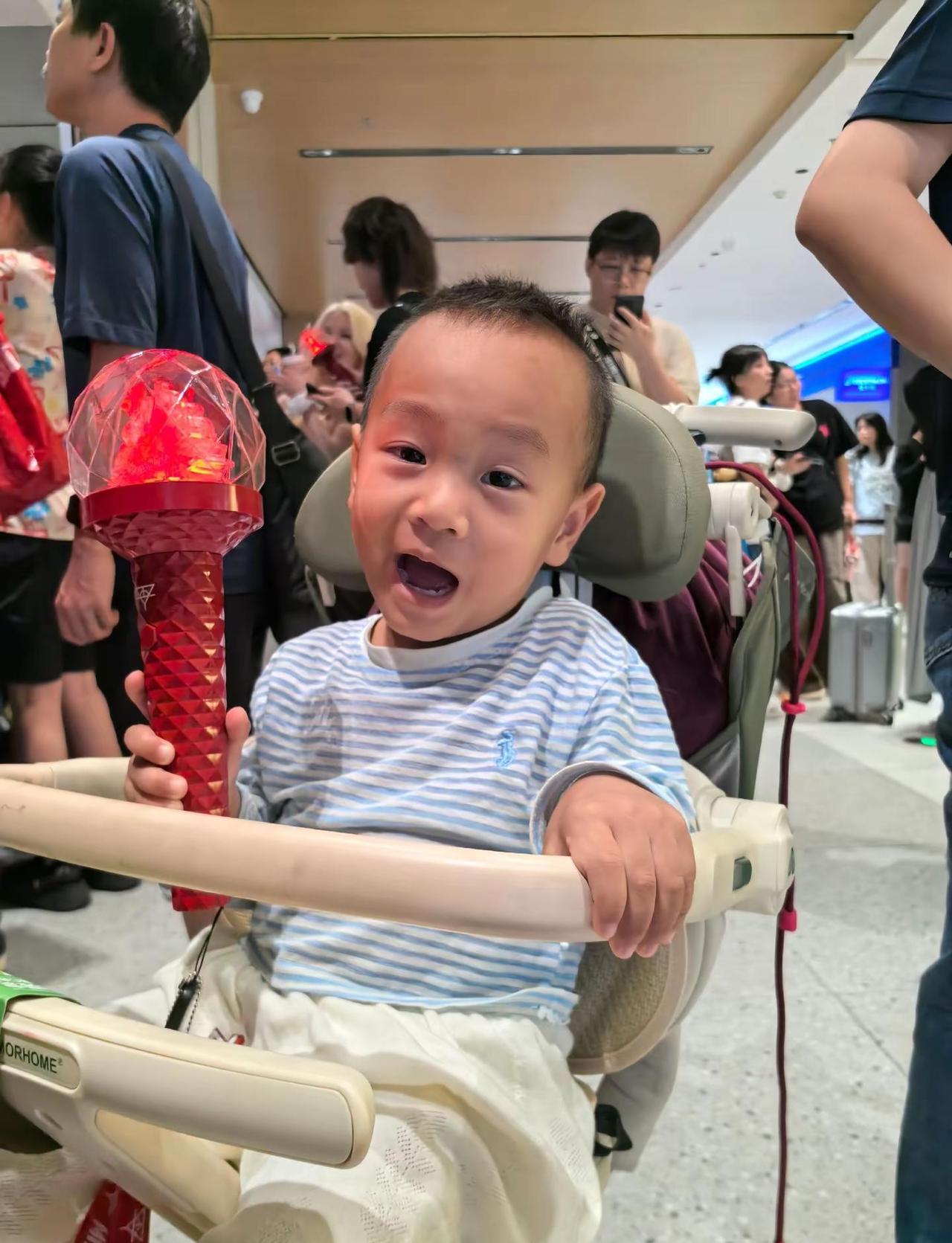华晨宇广州路演。带宝宝参加华晨宇路演，揍k！！我的视角只能拍到这点了😂东方宝泰