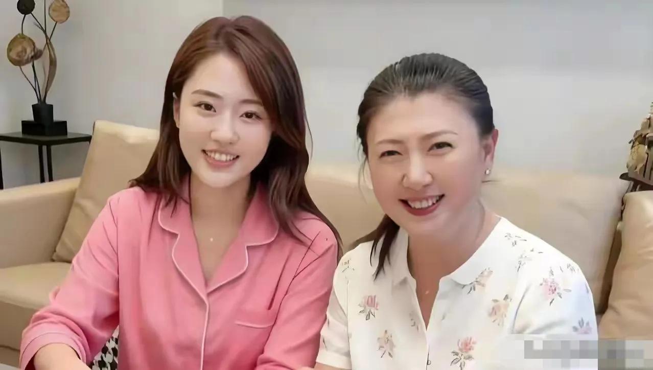 哇塞，闫学晶这个儿媳徐梦迪，长得还真是漂亮，怪不得闫学晶这么喜欢她。