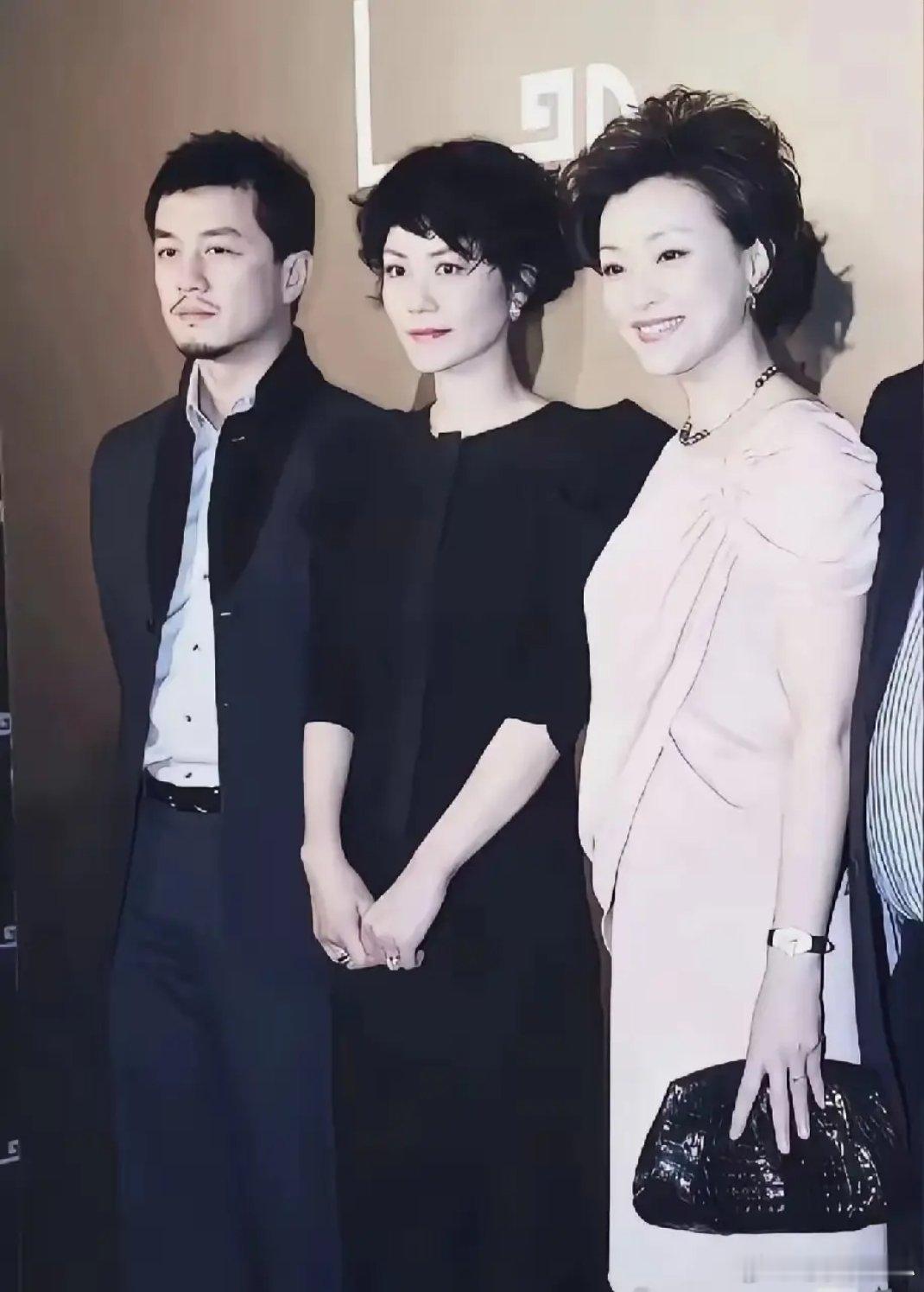 王菲的气质太惊艳了，杨澜是知性美女！这么美的合影真是不多见 