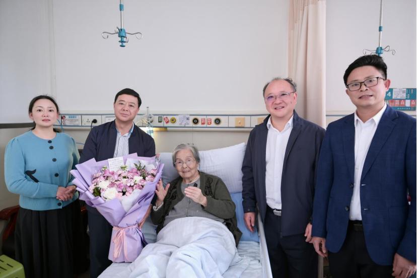 贵民大：尊敬建校前辈 
​         5月11日，在建校75周年临近之际，