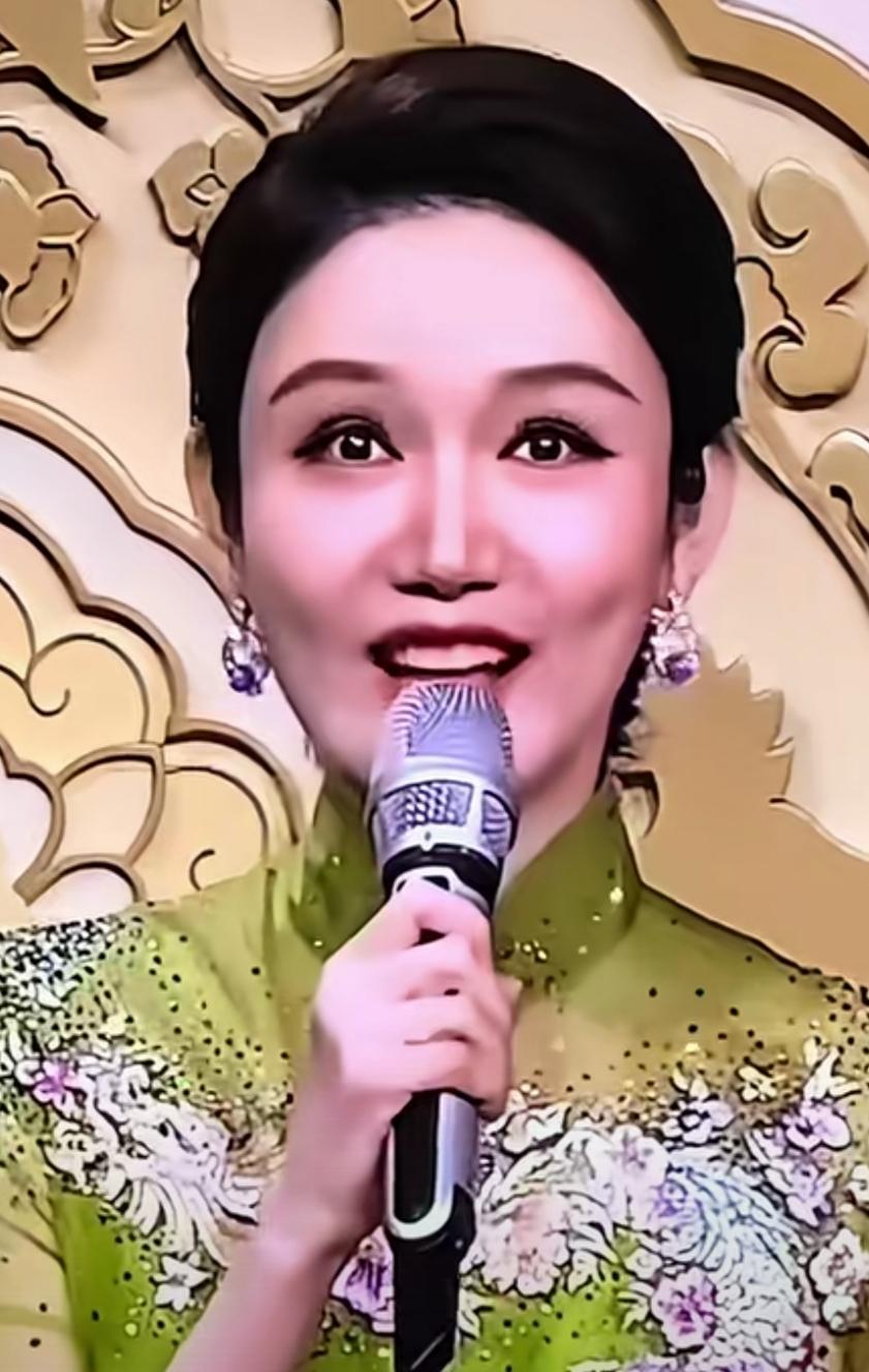 龙洋春晚眼睛时不时往上看，登上了热搜！
这也不算什么瑕疵，别忘了，她的零失误！