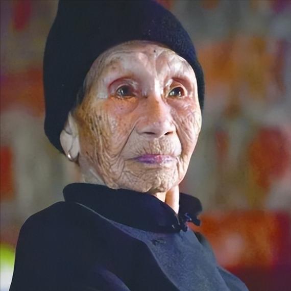 1941年，14岁的黄有良被10多个鬼子扒光衣服乱摸。她拼命反抗，惹得鬼子大怒，