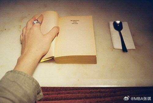 成熟的重要标志，不是学会了“表达”，而是学会了“咽下”。明明很多时候委屈得想要爆