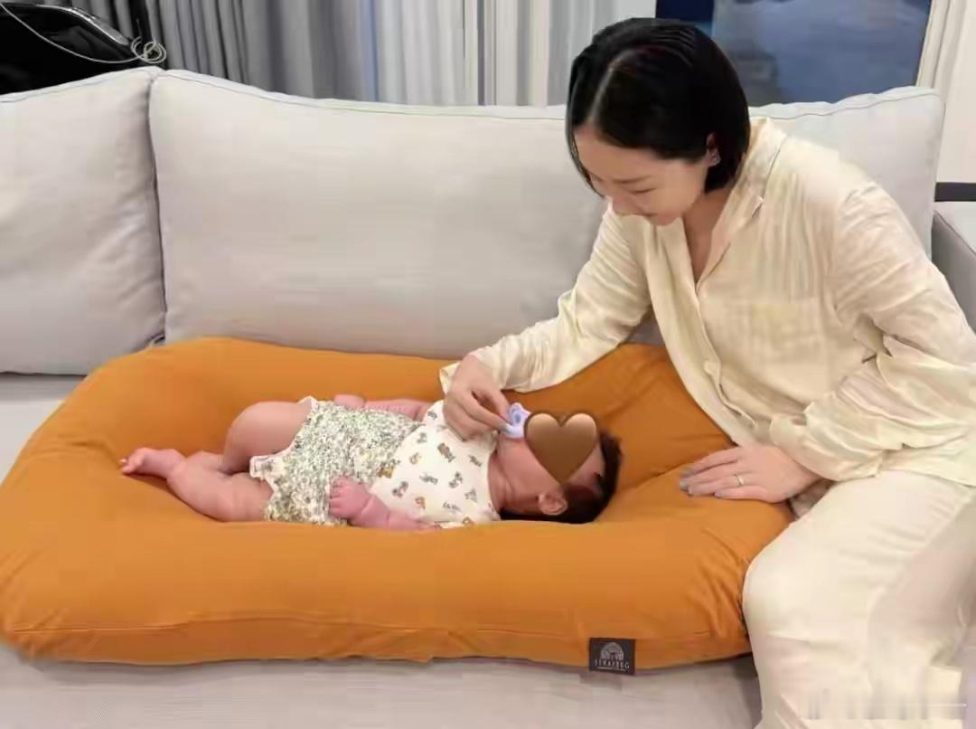郝劭文老婆晒二胎近照，3个月宝贝能睡整觉，胳膊小腿似藕节萌翻 ​​​