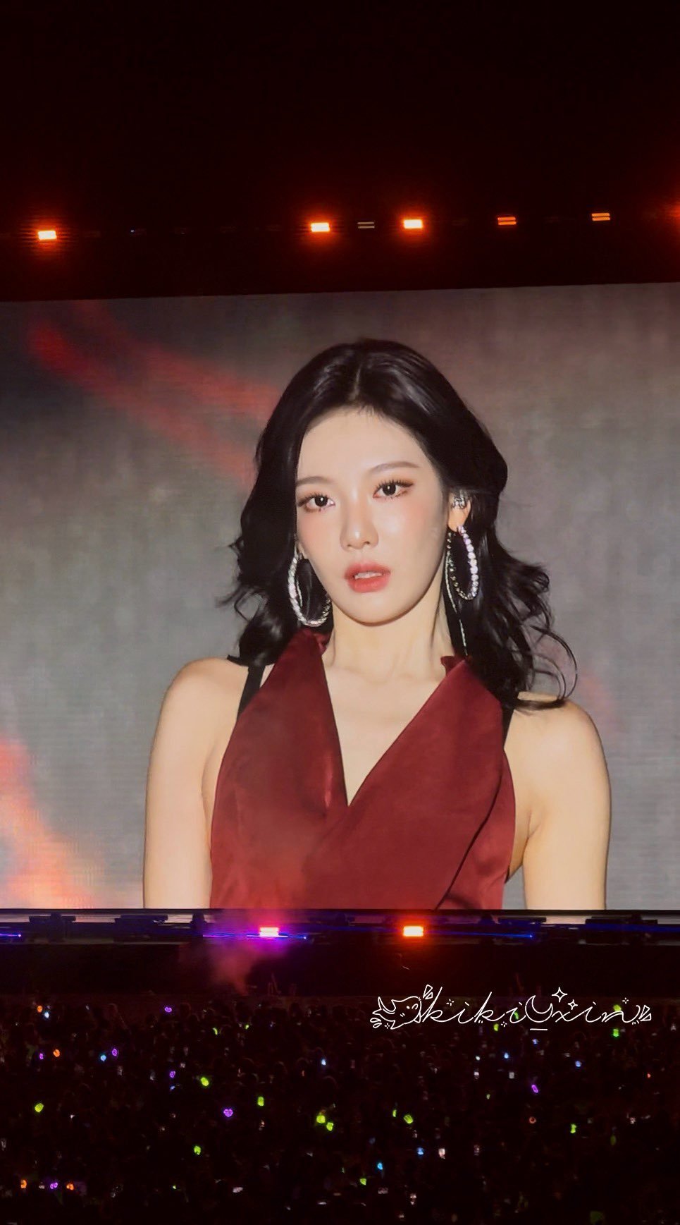 大波浪大红唇完全港风美人 给此女一个正常的妆造就能美成这样