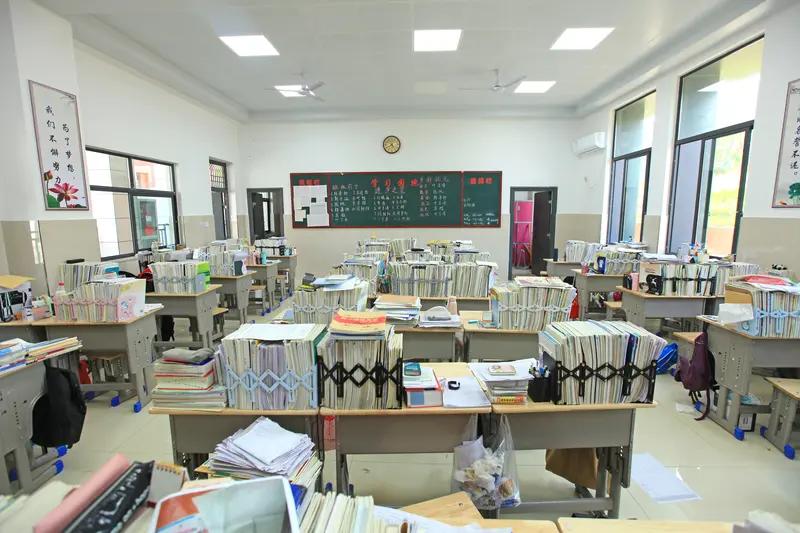 “考进了北大，还是归于平凡”这话题很能引人深思。就像纪录片《高三》，记录普通中学