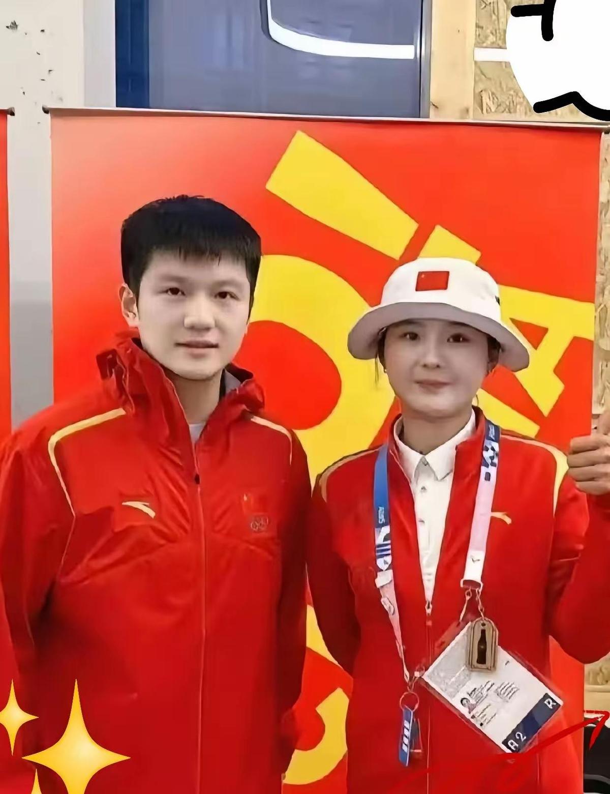 看比赛就看比赛，别去翻人家的酒店房卡！
一张再普通不过的合影，硬是被网友当成了侦