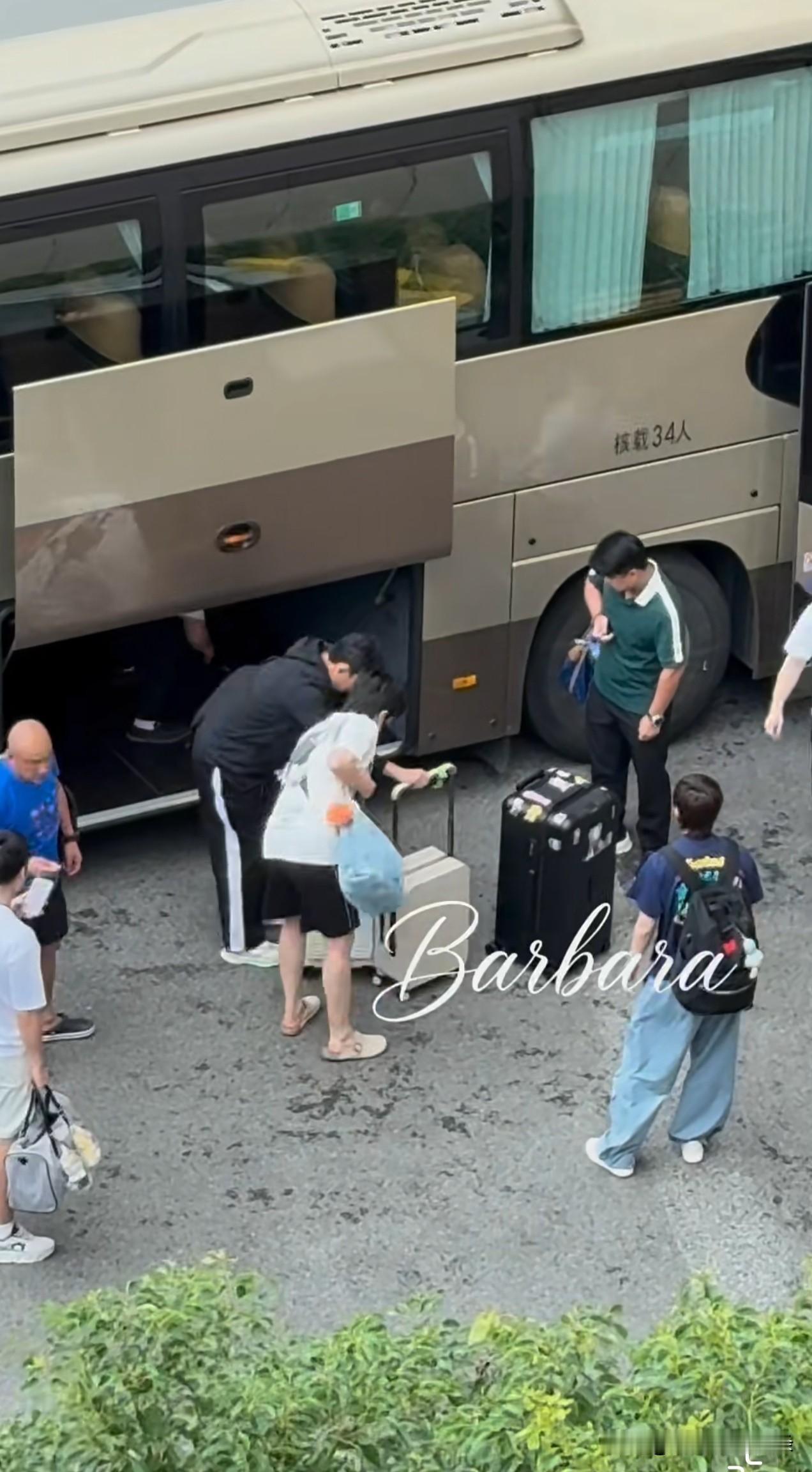 林诗栋瘦了，温瑞博壮了。
林诗栋在机场被拍，瘦得双下巴都没了，背也薄了很多，这是