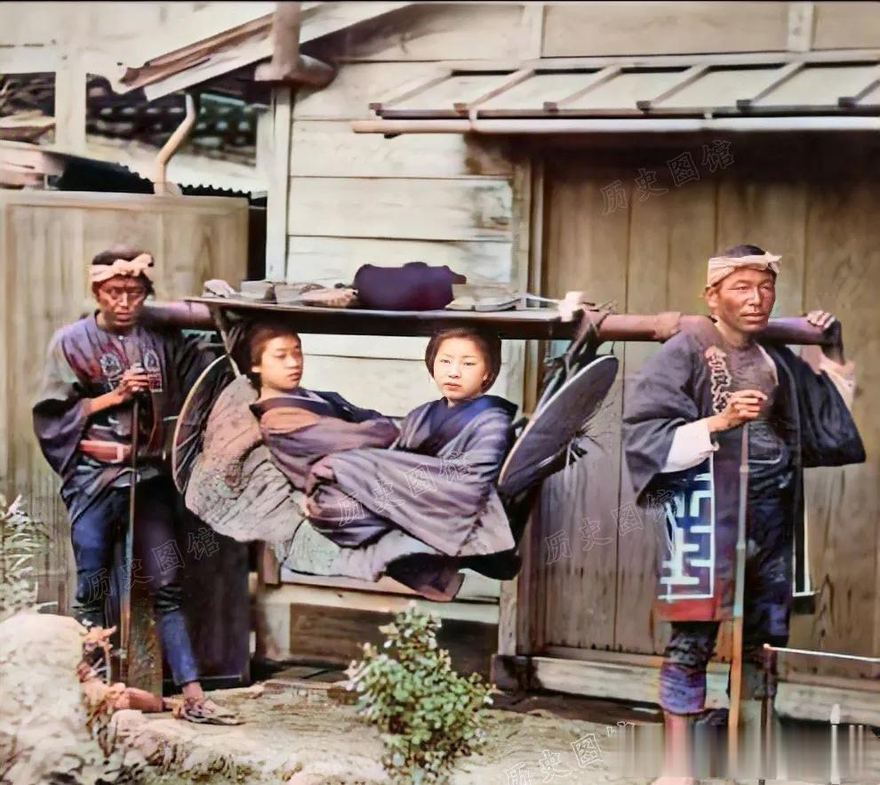 这就是古代日本贵族出行的轿子，他们把它叫做“驾笼”，据说是从我们古代的轿子仿制而