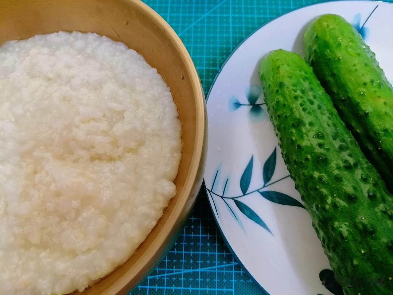 今天我还是会打喷嚏，冒虚汗，流清鼻涕，但不发烧了。

早上给自己煮了点粥，就着黄
