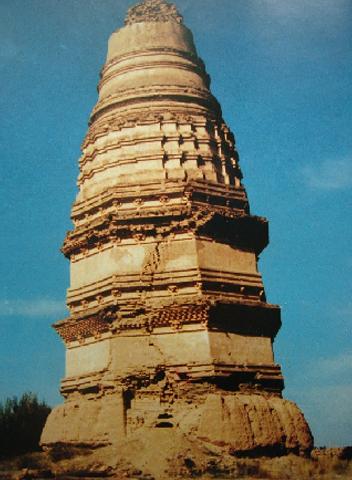 1990年，一工人爬上银川一座古塔，意外发现一洞穴放满珠宝，正伸手去掏时，突然惊