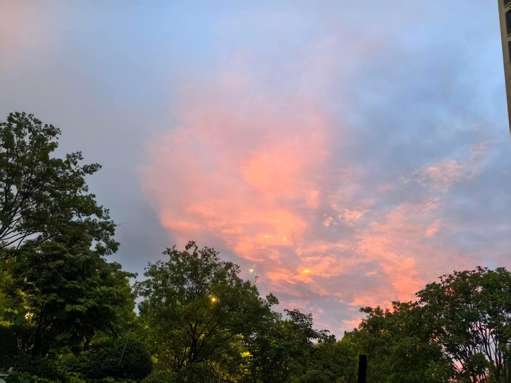 白天巨巨暴雨，晚上红霞漫天 