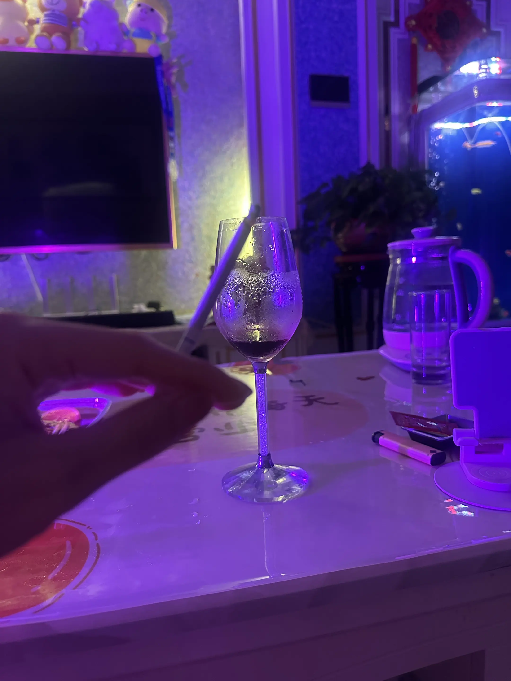 这个世界太无聊，也就酒还行…