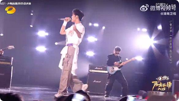 张卓尔嘶吼版我还年轻张卓尔嘶吼版《我还年轻》杀疯了！摇滚曲风配上炸裂嘶吼，舞台张