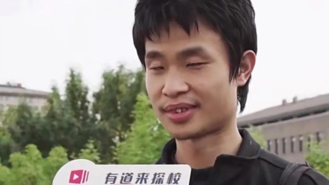 当韦神的生活只剩公式，谁来接住天才的人间烟火？

韦神父亲早逝，母亲年老体衰，他