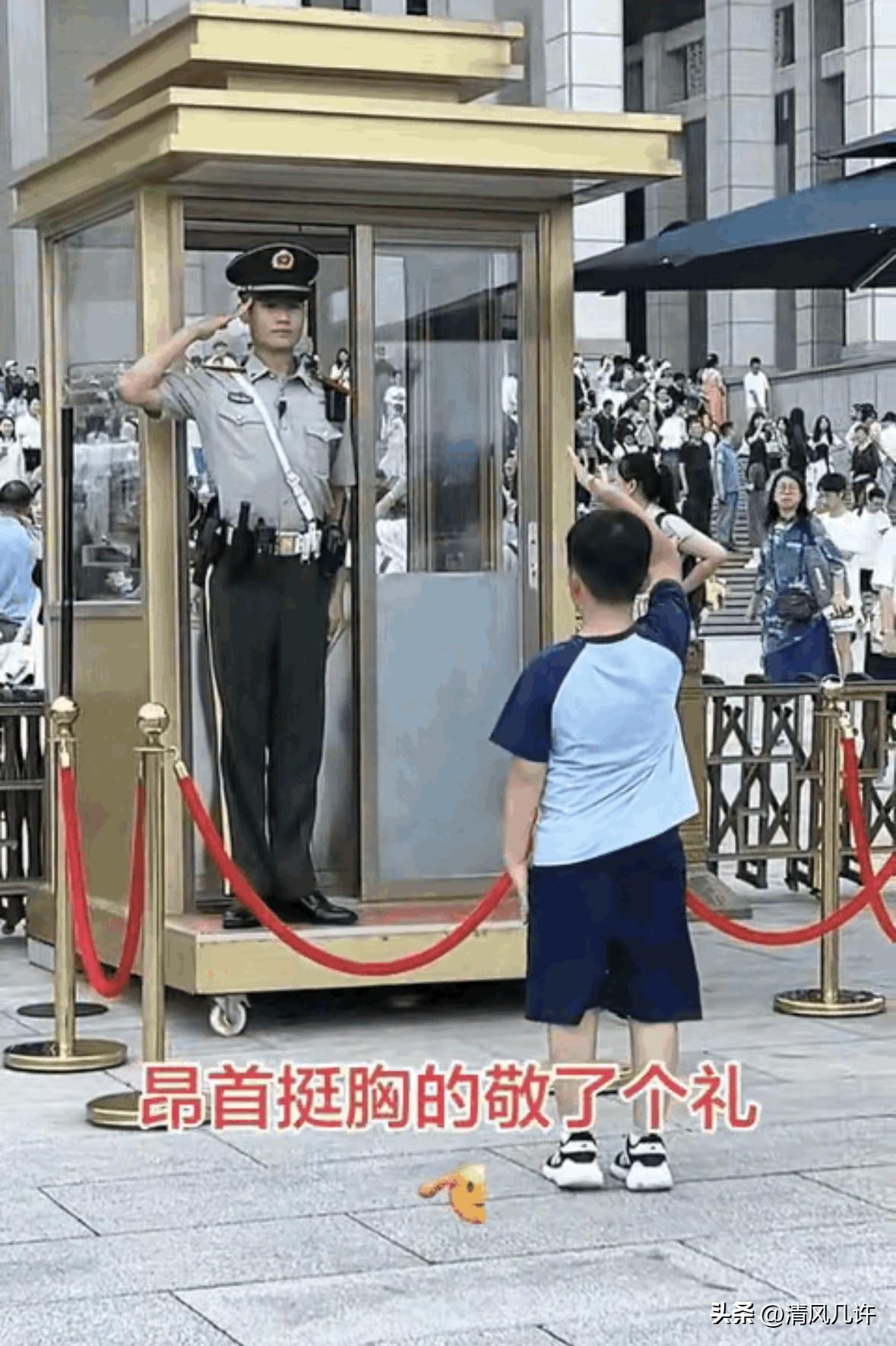 重庆男孩去北京旅游，在天安门广场上，他鼓起勇气向站岗哨兵敬礼，得到哨兵回礼后，男